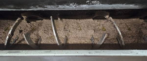 Cómo se obtiene el Aceite de Oliva Virgen Extra: Desde la cosecha hasta la extracción 2 Batido de la pasta creada con la recolección de la aceituna