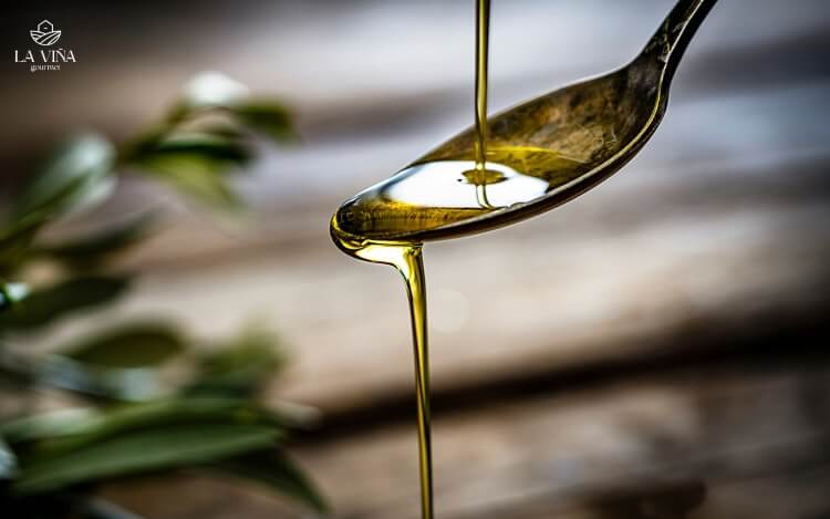 Distingue un buen aceite de oliva por su color, sabor y aroma