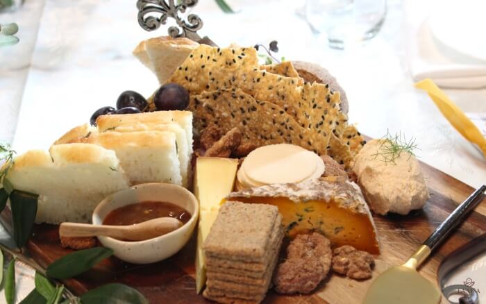 Qué poner en una tabla de quesos para acompañarla bien