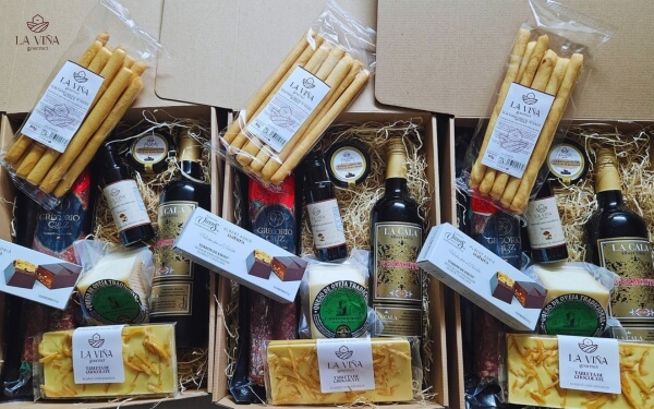 Productos para añadir en una cesta gourmet variada