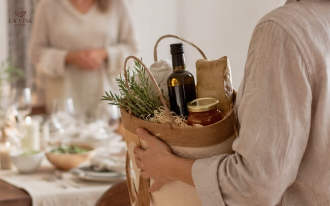 Qué llevar cuando te invitan a comer: el detalle importa más de lo que parece
