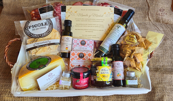 Cesta gourmet personalizada como regalo de agradecimiento